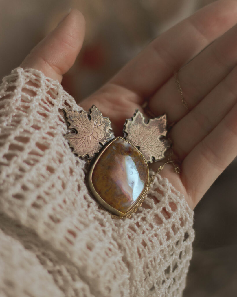 Collier d'automne feuille de platane et agate crazy lace