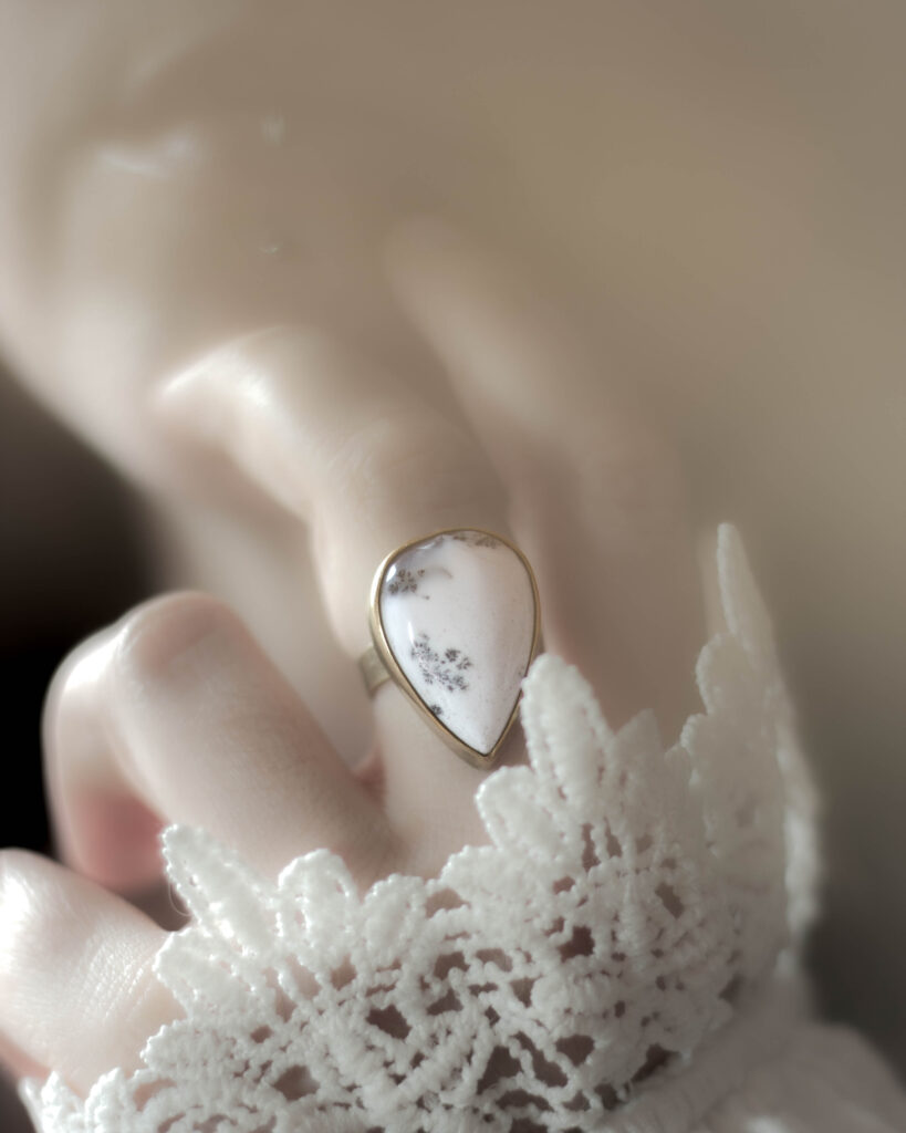 Bague artisanale en laiton et pierre naturelle de merlinite