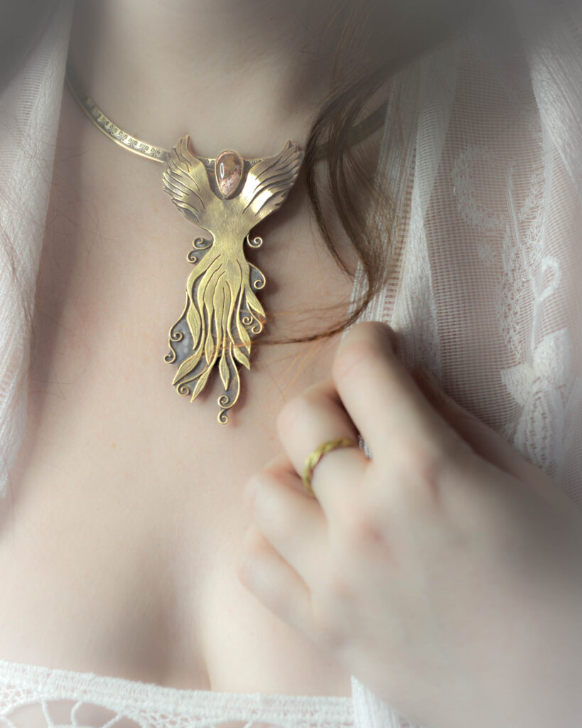 Collier plastron artisanal en laiton et opale représentant un phénix qui renaît de ses cendres