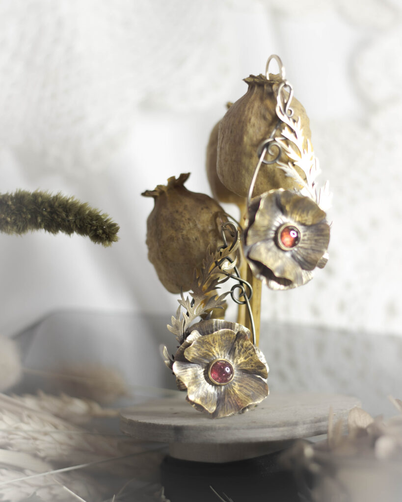 Boucles d'oreilles fleur de pavot artisanale en laiton et tourmaline rose