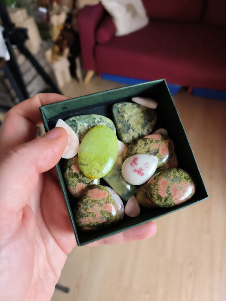 Pierres naturelles à l'atelier de bijouterie artisanal