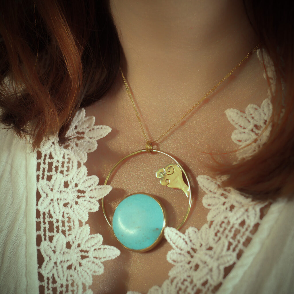 Talisman artisanal en laiton et turquoise