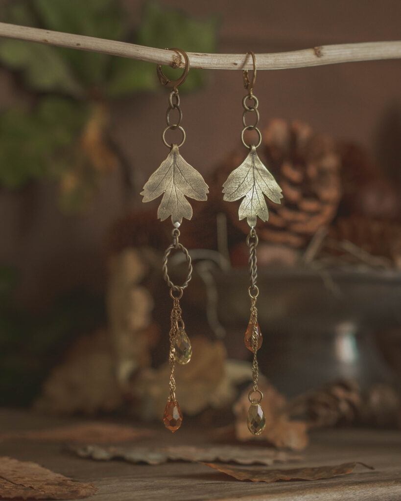 Boucles d'oreilles artisanale en laiton feuille d'aubépine