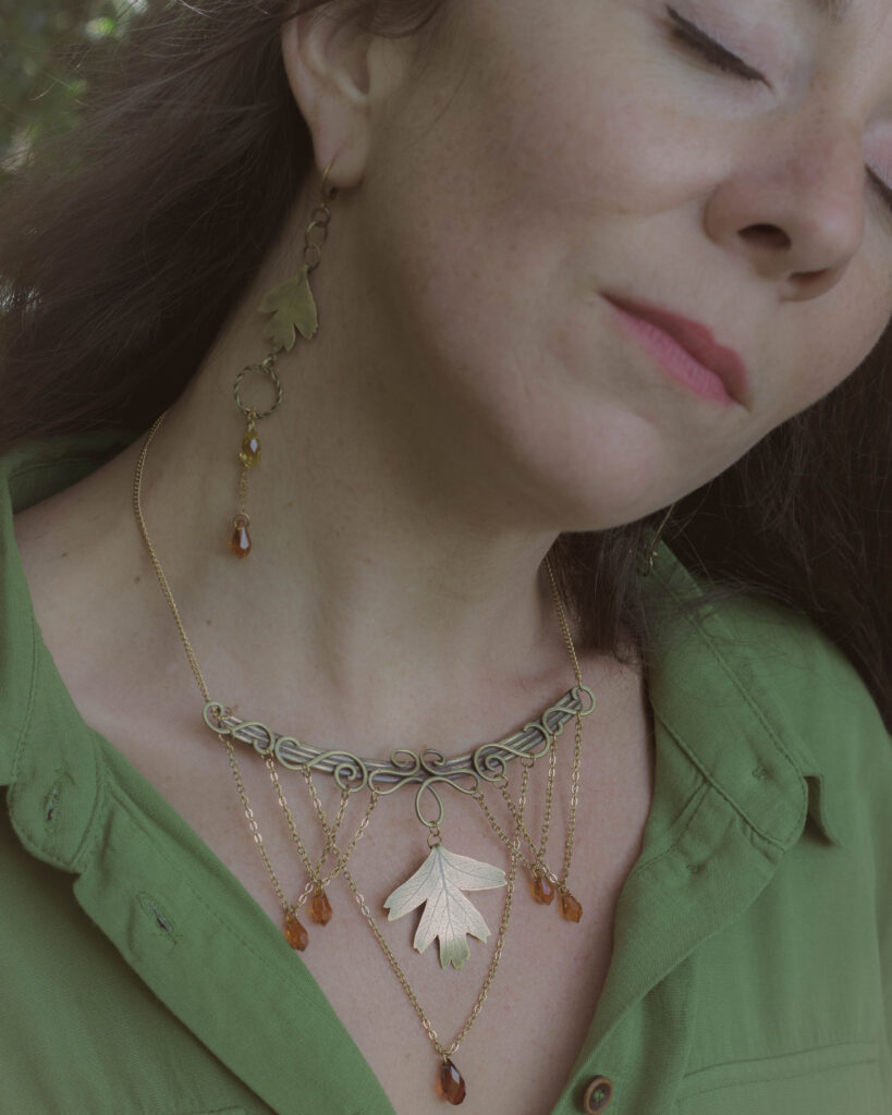 Collier artisanal en laiton et cristal de verre. Bijou fantasy et nature.