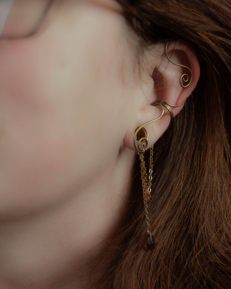 Décor d'oreille Liora en laiton