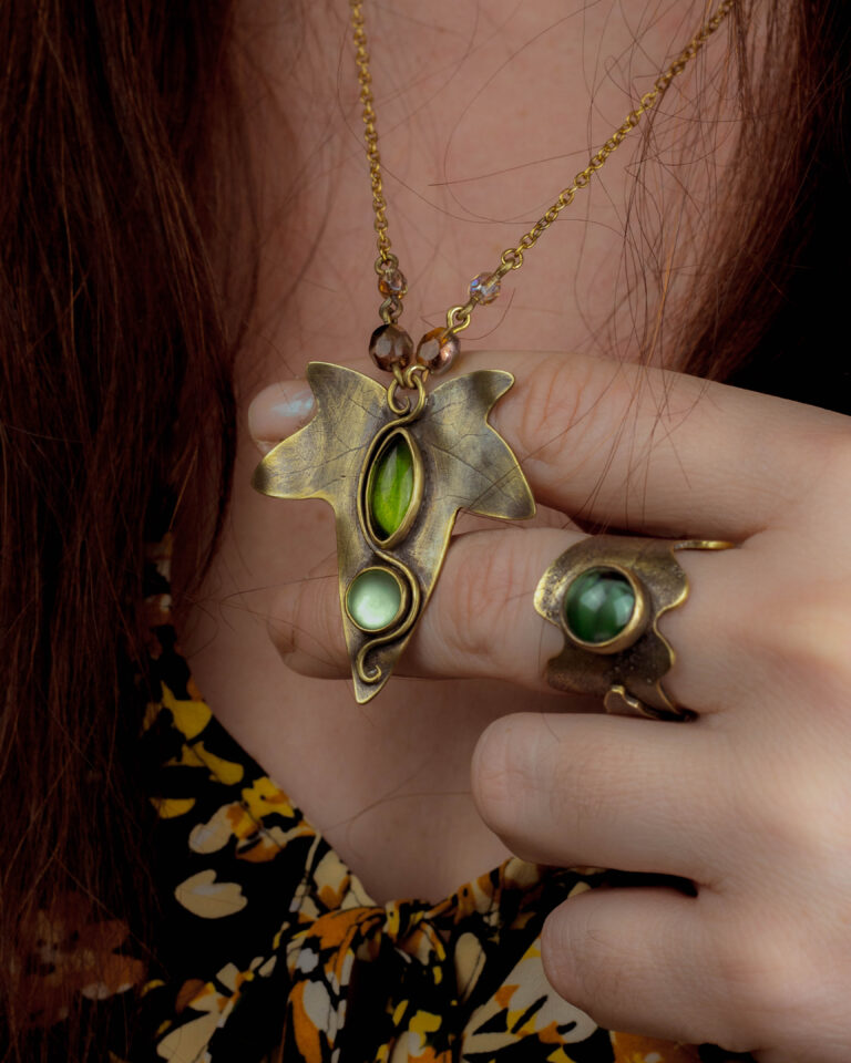 Collier artisanal feuille de lierre et pierres de verre vintage