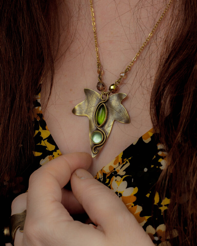Collier artisanal feuille de lierre et pierres de verre vintage