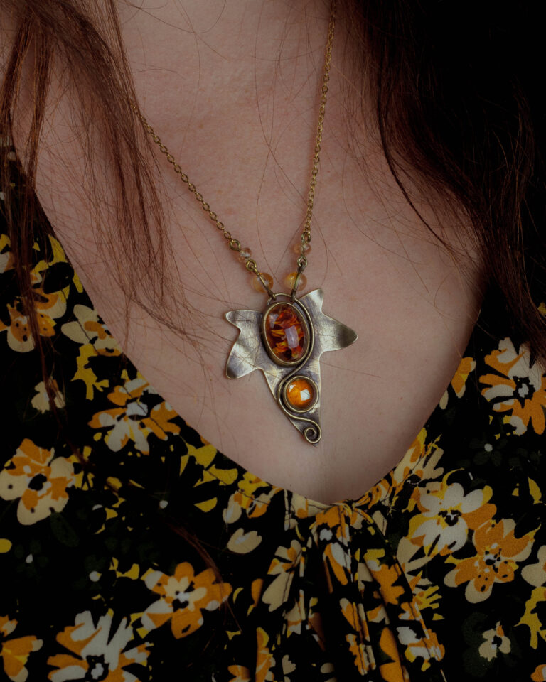 Collier artisanal feuille de lierre et pierres de verre vintage