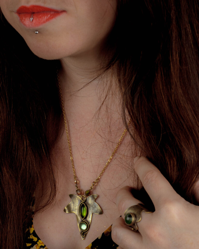 Collier artisanal feuille de lierre et pierres de verre vintage