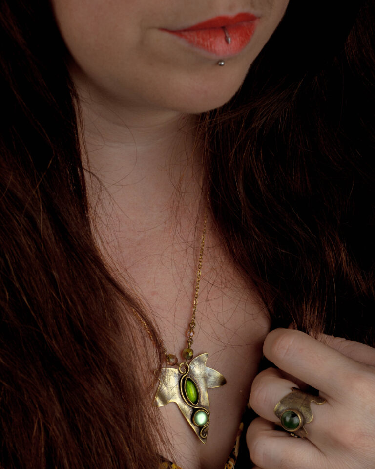 Collier artisanal feuille de lierre et pierres de verre vintage