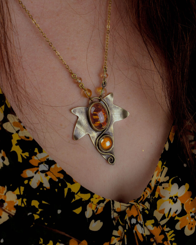 Collier artisanal feuille de lierre et pierres de verre vintage