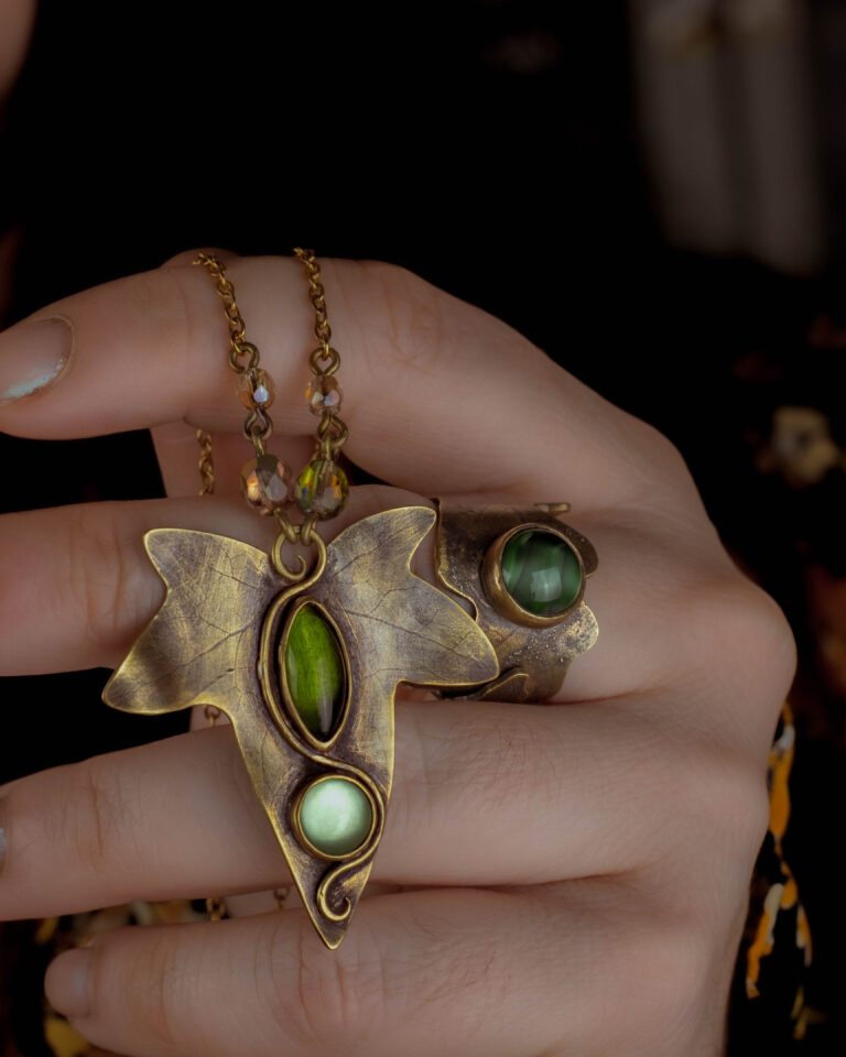 Collier artisanal feuille de lierre et pierres de verre vintage