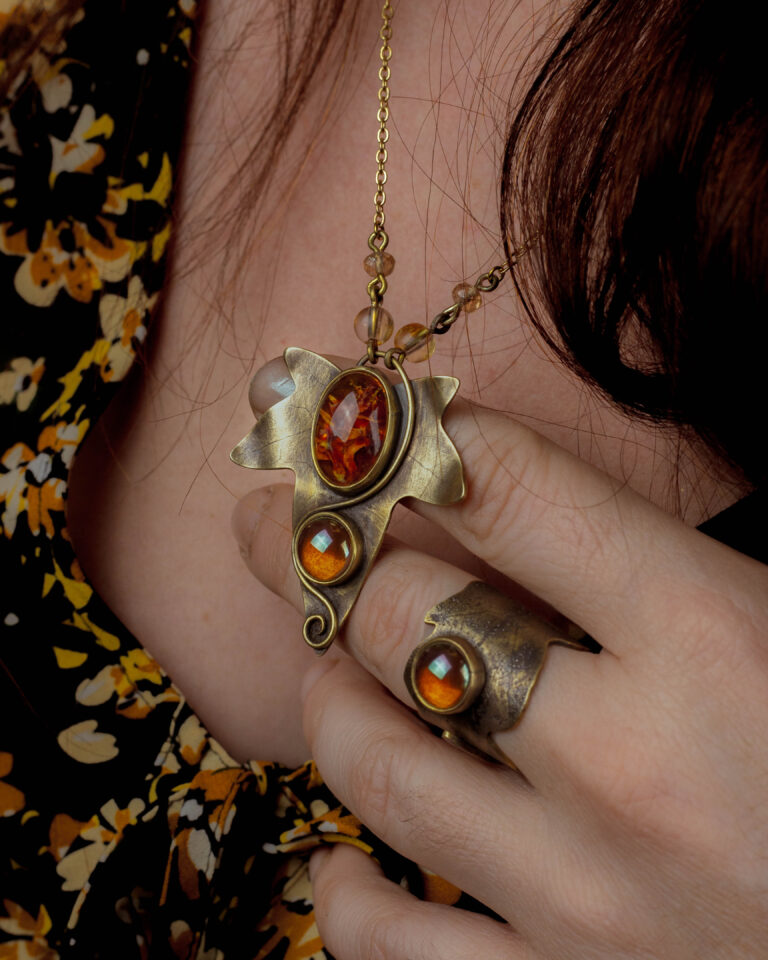 Collier artisanal feuille de lierre et pierres de verre vintage