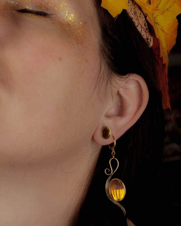 Boucles d'oreilles citrouilles en laiton et verre ancien
