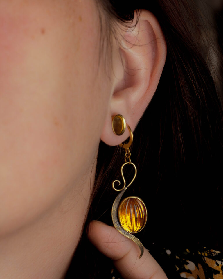 Boucles d'oreilles citrouilles en laiton et verre ancien