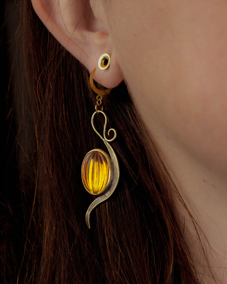 Boucles d'oreilles citrouilles en laiton et verre ancien