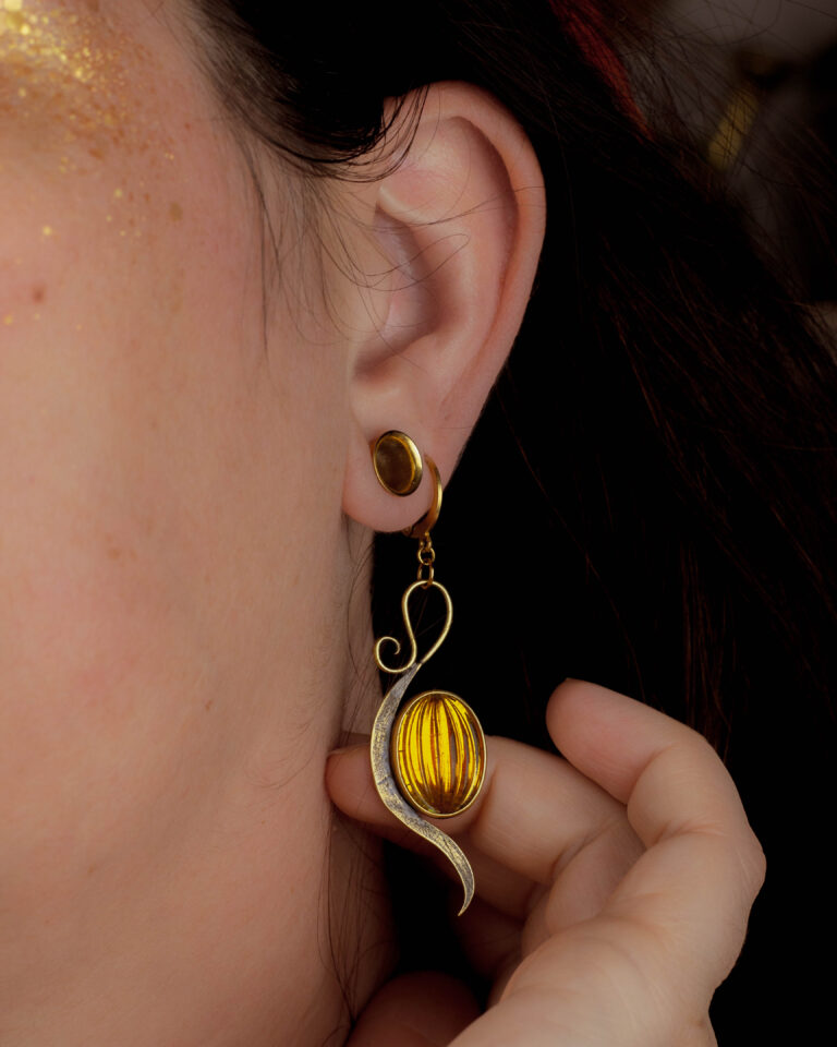 Boucles d'oreilles citrouilles en laiton et verre ancien