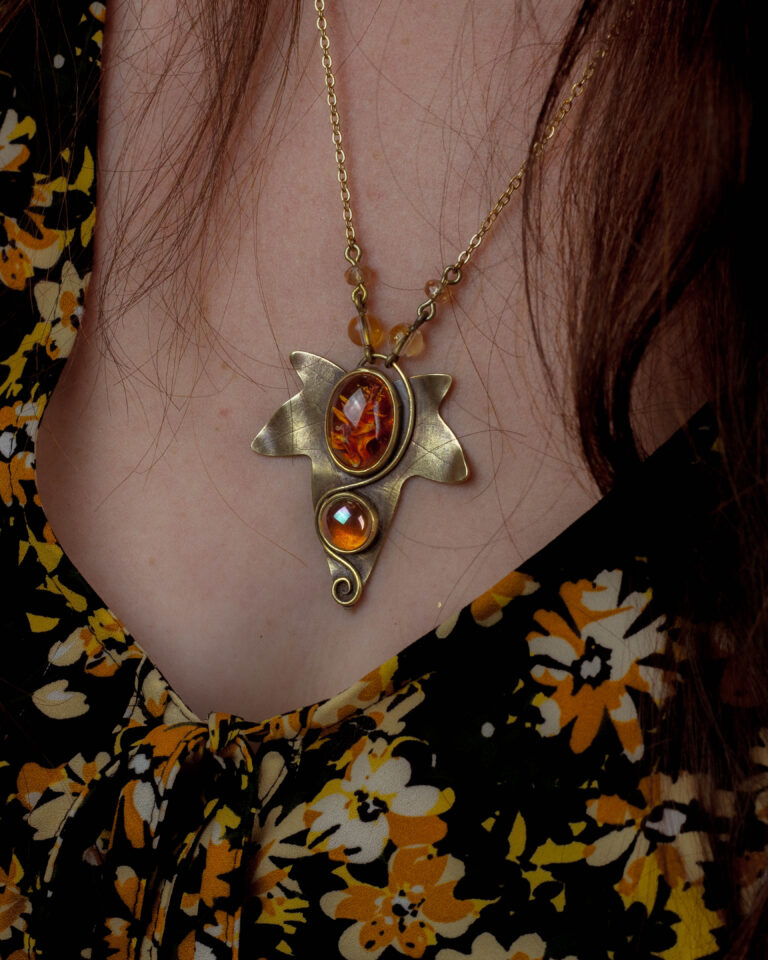 Collier artisanal feuille de lierre et pierres de verre vintage