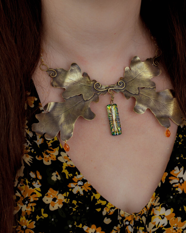 Collier plastron artisanal feuilles de chêne