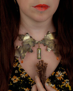 Collier plastron artisanal feuilles de chêne