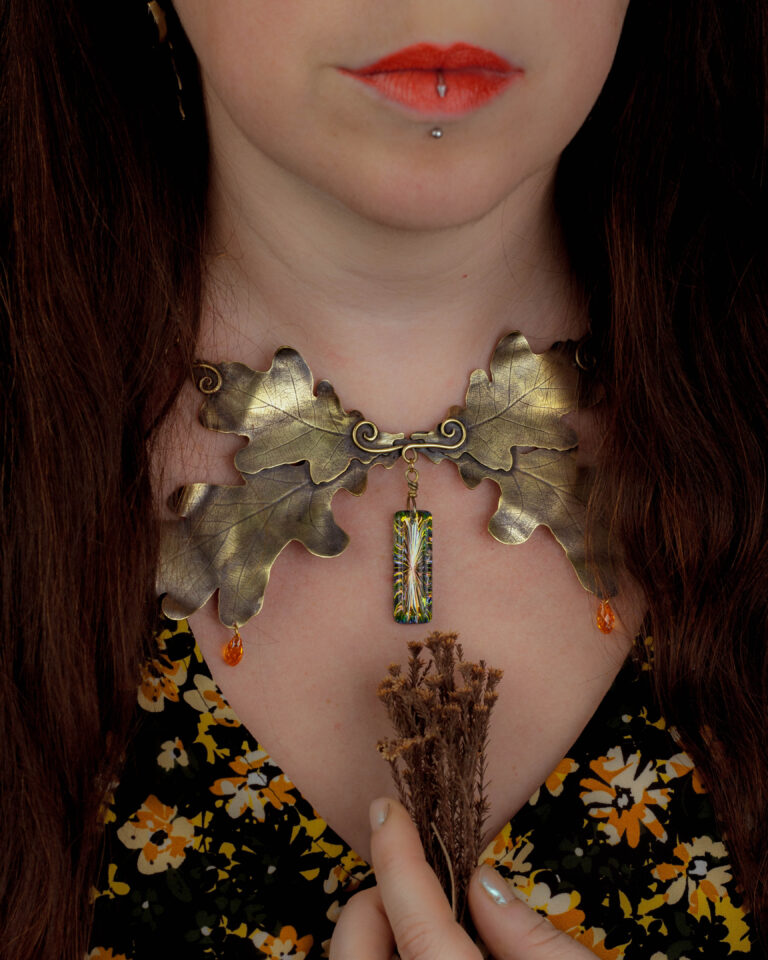 Collier plastron artisanal feuilles de chêne