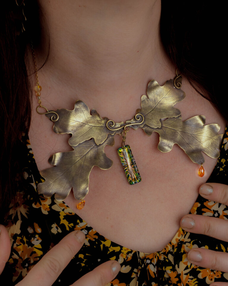 Collier plastron artisanal feuilles de chêne
