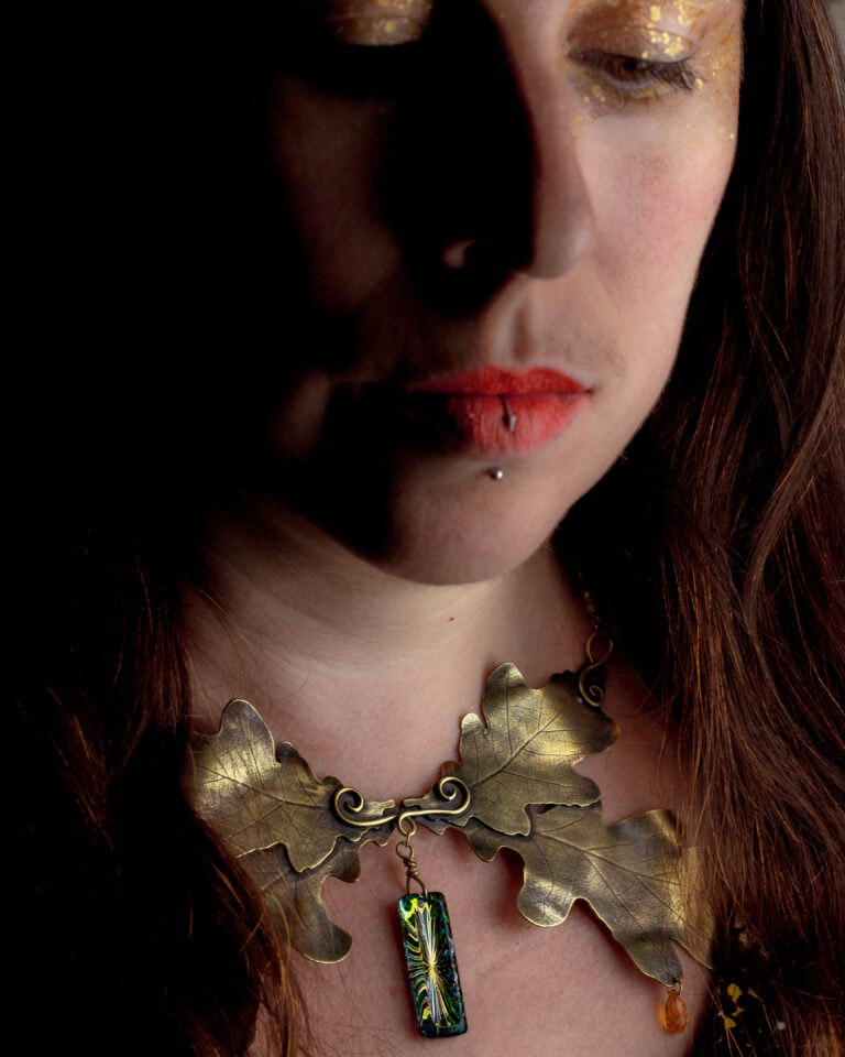 Collier plastron artisanal feuilles de chêne