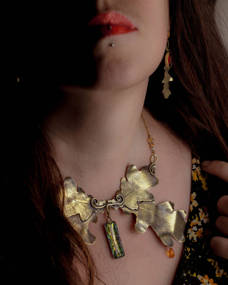 Collier plastron artisanal feuilles de chêne