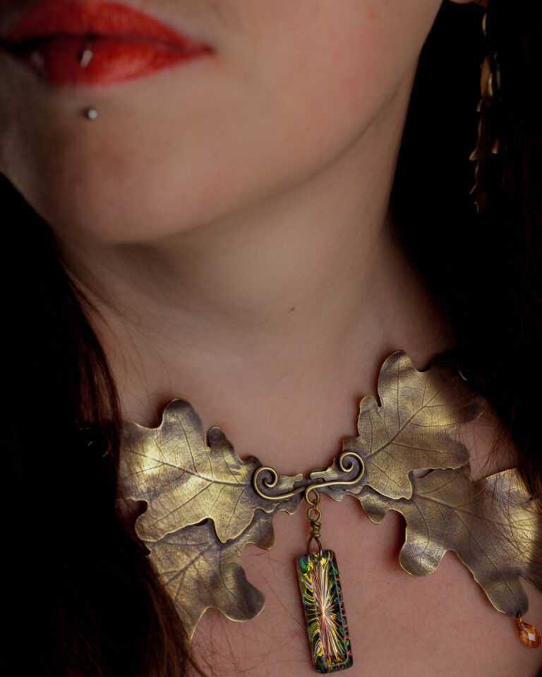 Collier plastron artisanal feuilles de chêne