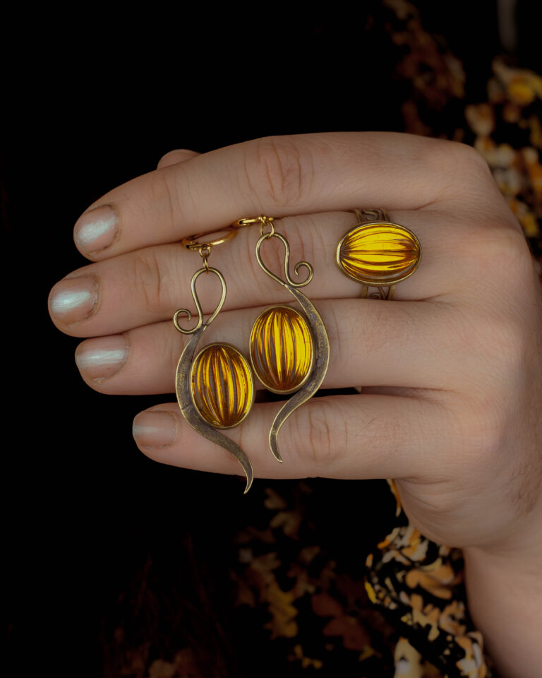Boucles d'oreilles citrouilles en laiton et verre ancien
