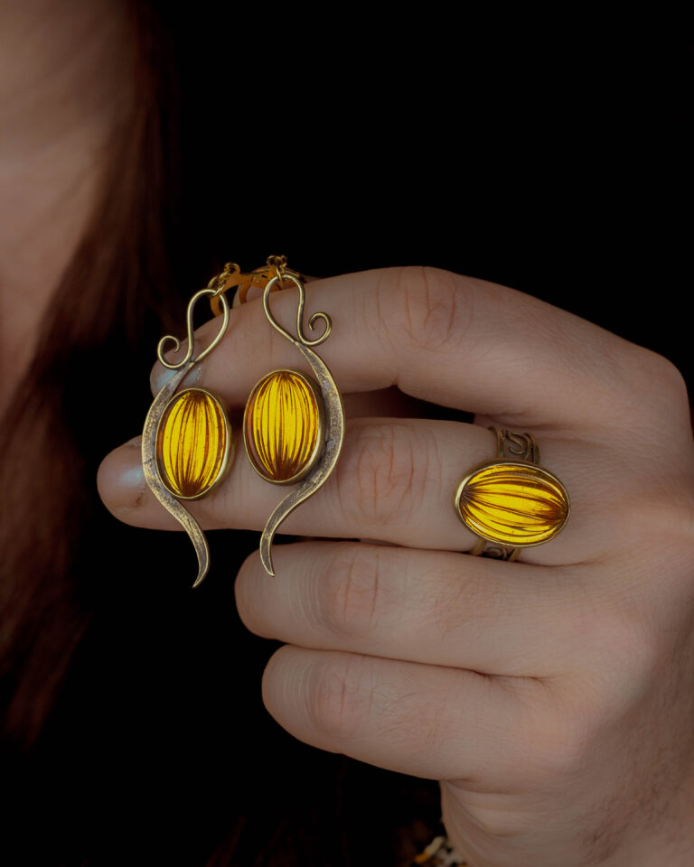 Boucles d'oreilles citrouilles en laiton et verre ancien