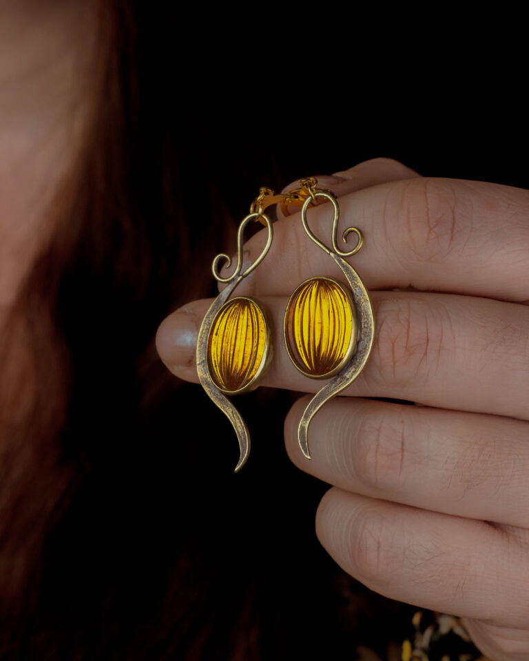 Boucles d'oreilles citrouilles en laiton et verre ancien