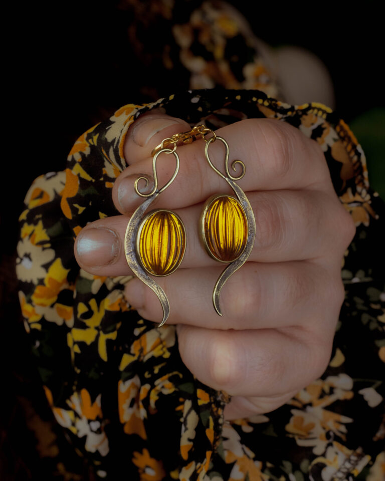 Boucles d'oreilles citrouilles en laiton et verre ancien