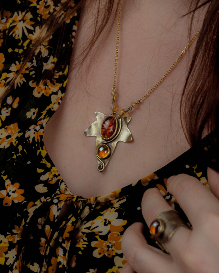 Collier artisanal feuille de lierre et pierres de verre vintage