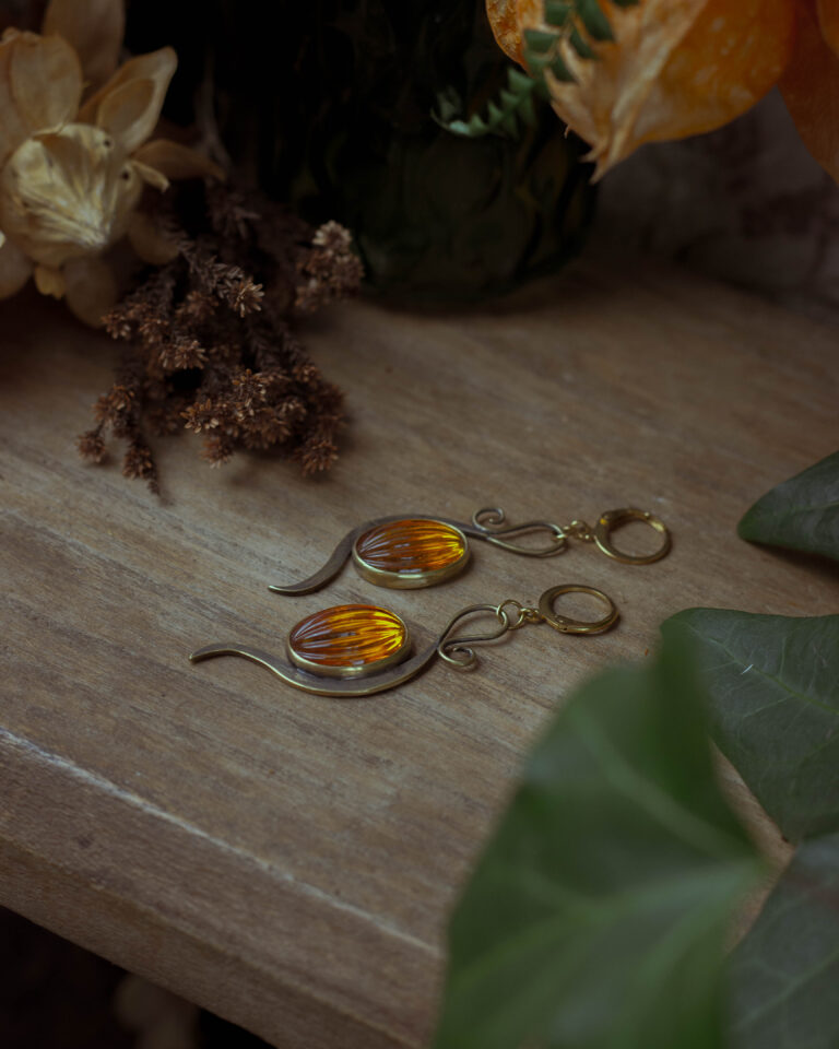 Boucles d'oreilles citrouilles en laiton et verre ancien