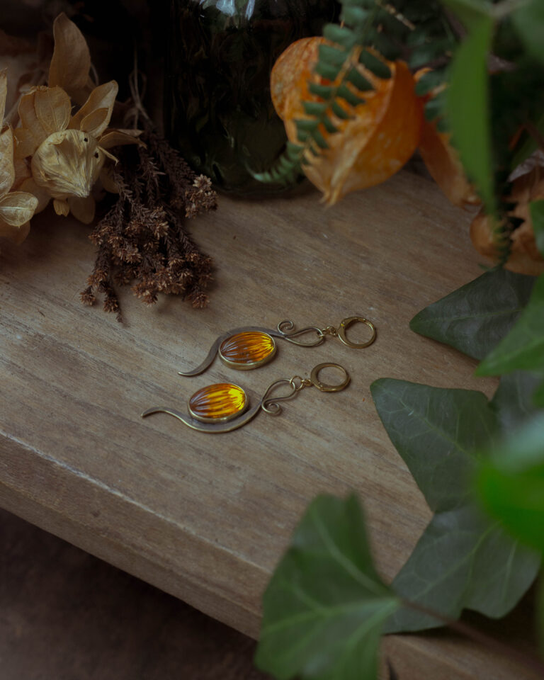 Boucles d'oreilles citrouilles en laiton et verre ancien