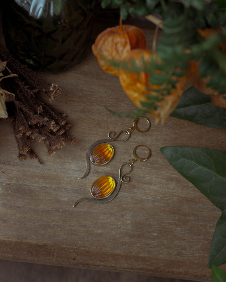 Boucles d'oreilles citrouilles en laiton et verre ancien