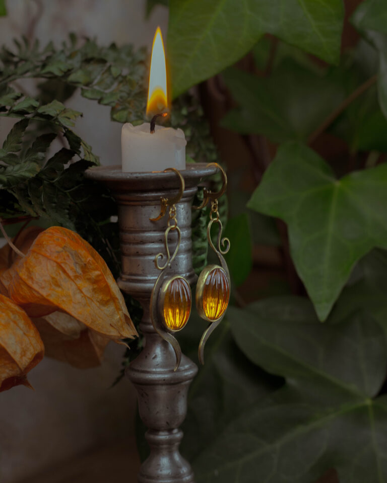 Boucles d'oreilles citrouilles en laiton et verre ancien
