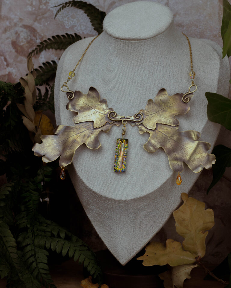 Collier plastron artisanal feuilles de chêne