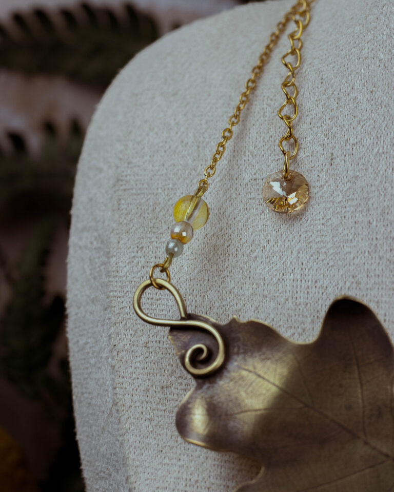 Collier plastron artisanal feuilles de chêne