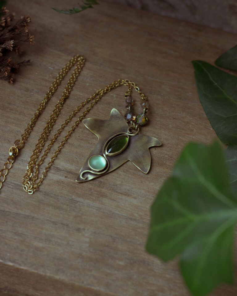 Collier artisanal feuille de lierre et pierres de verre vintage