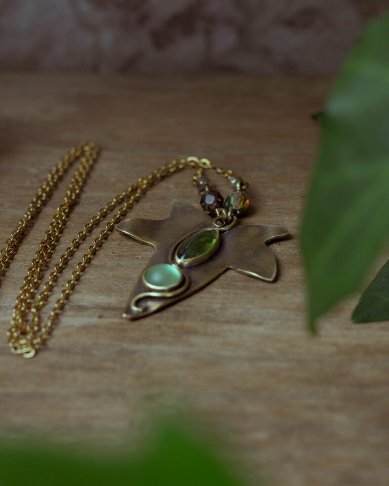 Collier artisanal feuille de lierre et pierres de verre vintage