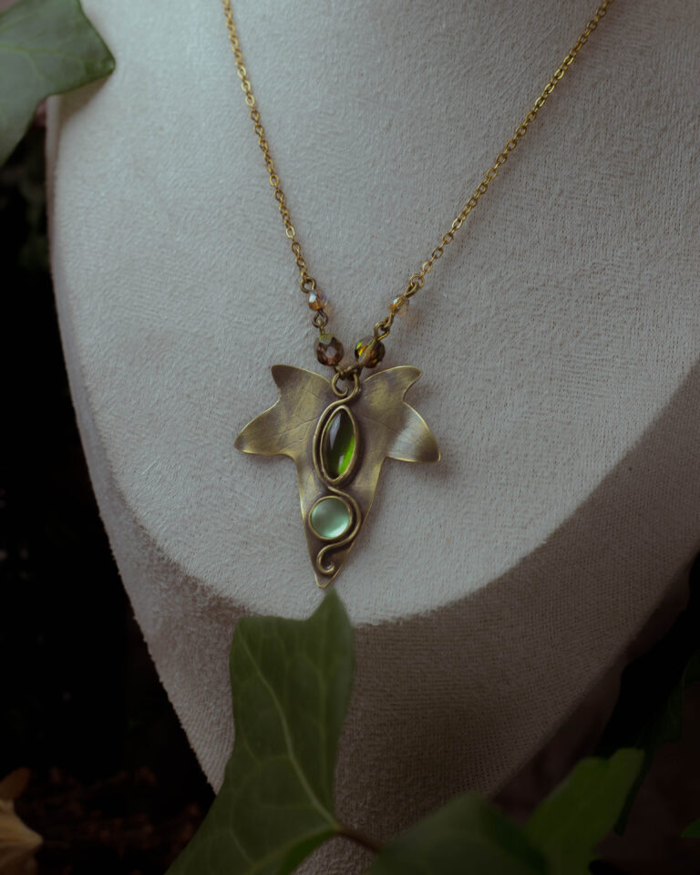 Collier artisanal feuille de lierre et pierres de verre vintage