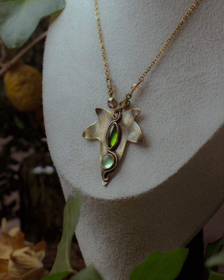 Collier artisanal feuille de lierre et pierres de verre vintage