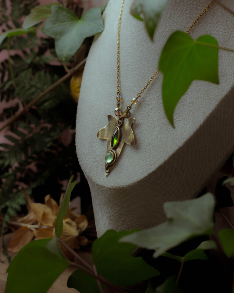 Collier artisanal feuille de lierre et pierres de verre vintage