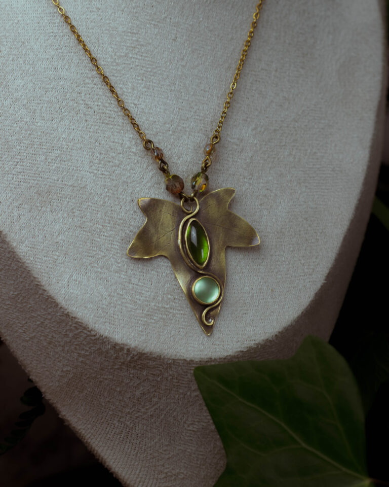 Collier artisanal feuille de lierre et pierres de verre vintage