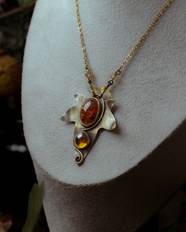 Collier artisanal feuille de lierre et pierres de verre vintage