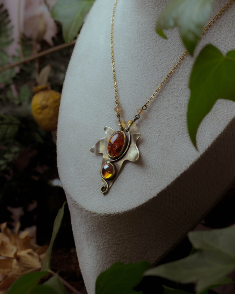 Collier artisanal feuille de lierre et pierres de verre vintage