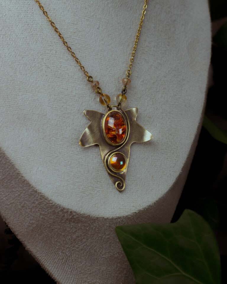 Collier artisanal feuille de lierre et pierres de verre vintage