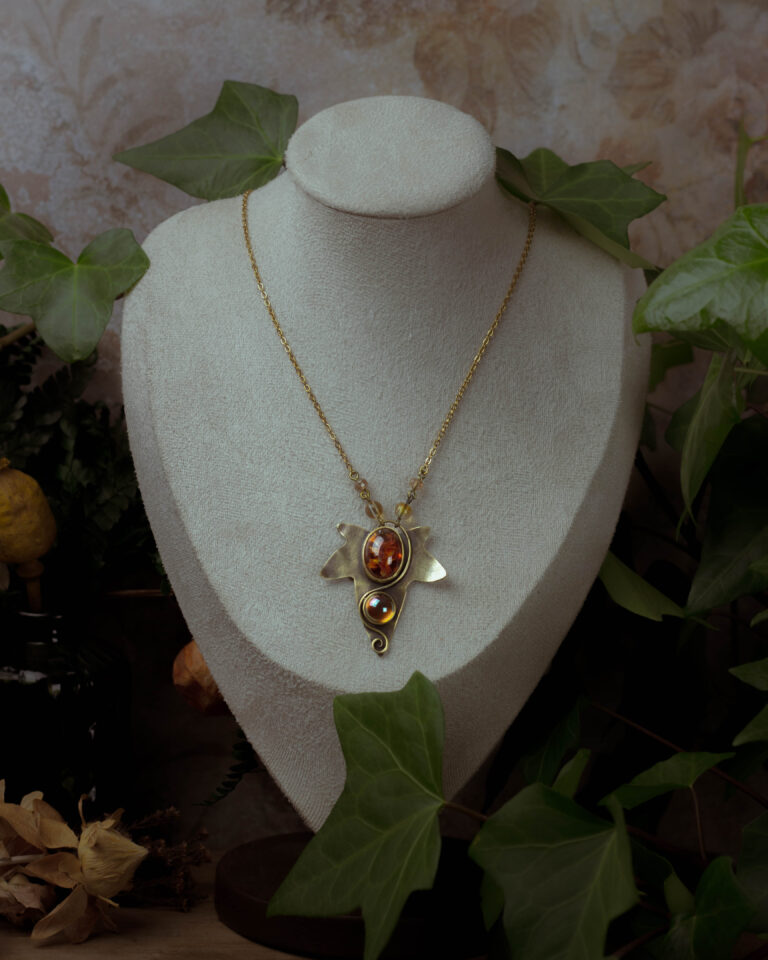 Collier artisanal feuille de lierre et pierres de verre vintage